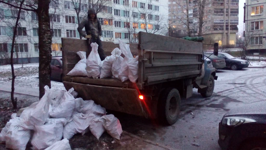 Вывоз мусора в мешках в Троицке в октябре