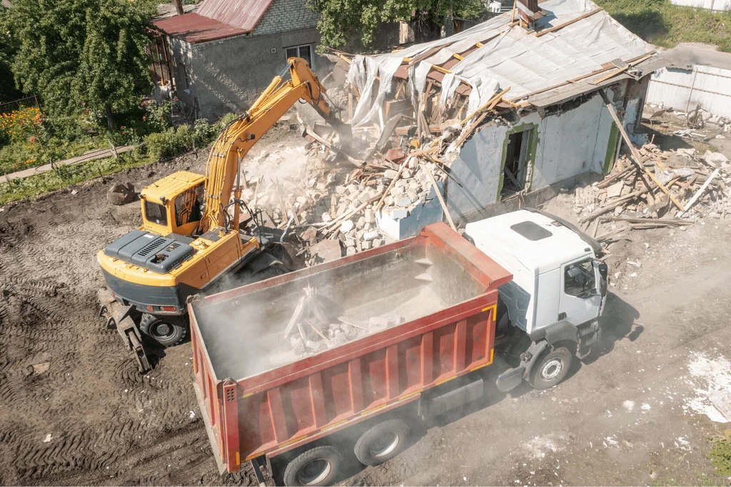 Вывоз мусора после сноса зданий с выездом в Троицке в октябре