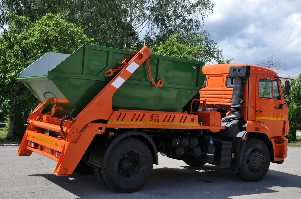 Заказ бункеровоза для вывоза мусора и отходов в Троицке в октябре