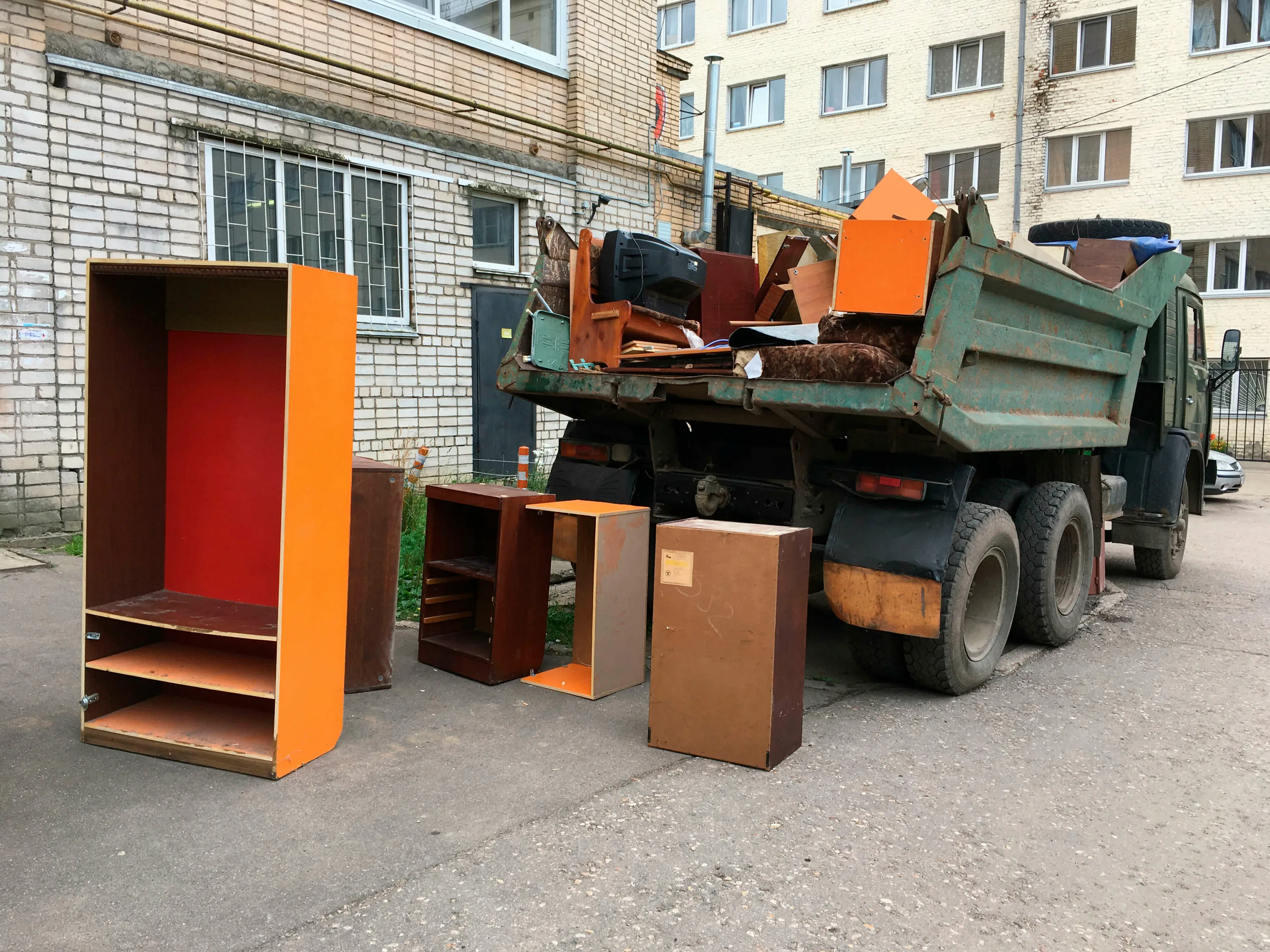 Утилизация старой мебели с вывозом и разбором в Троицке в октябре