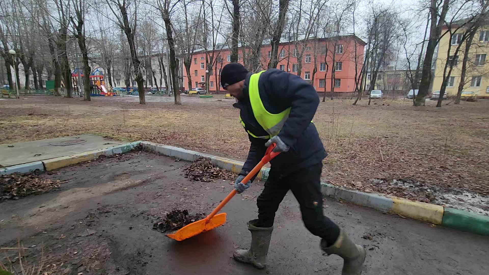 Уборка территорий в Троицке в октябре
