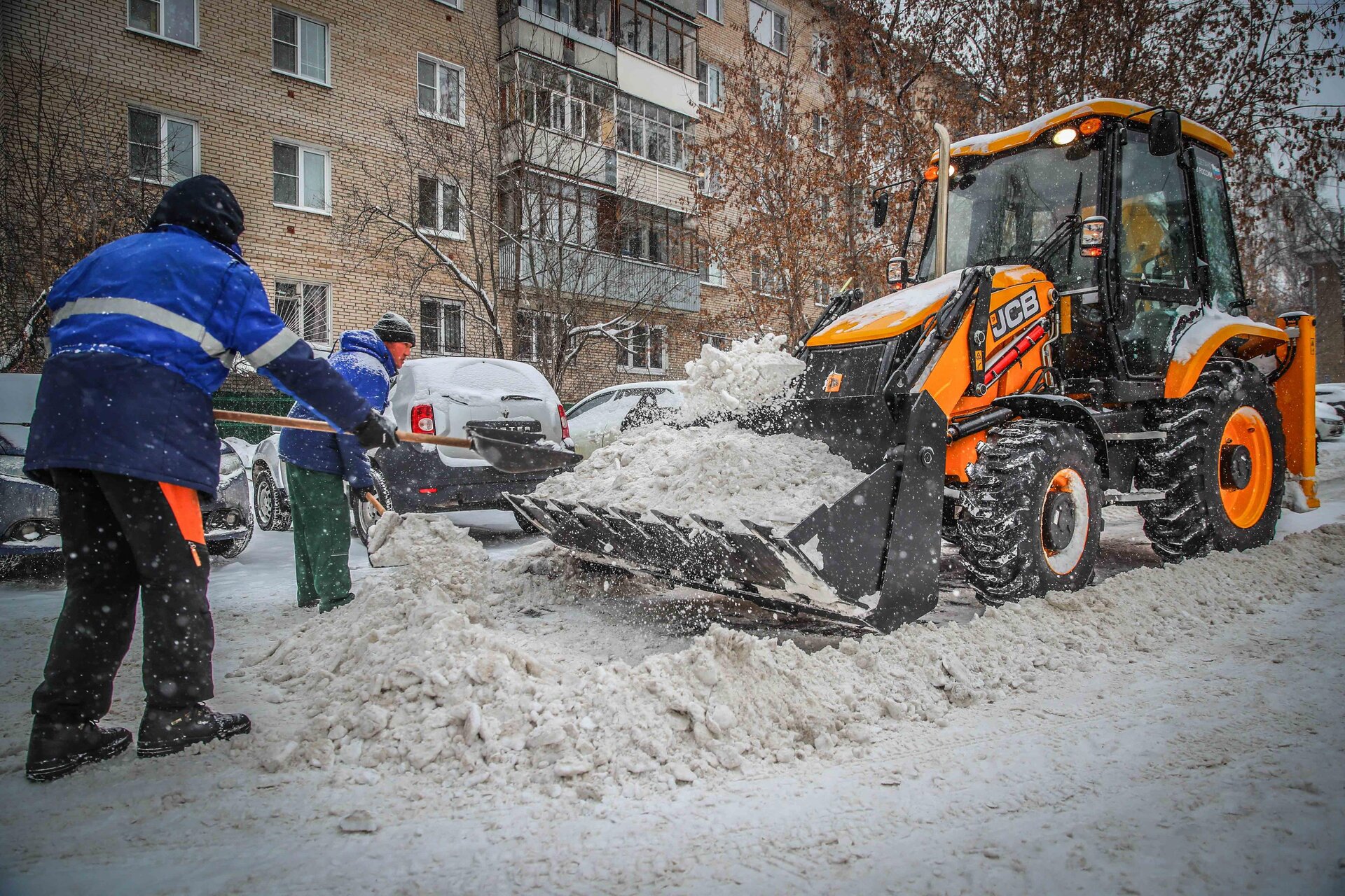 Очистка дворов от снега и наледи в Троицке — уборка снега, трактор и ручная, цены от 516 руб. | ПроМусор