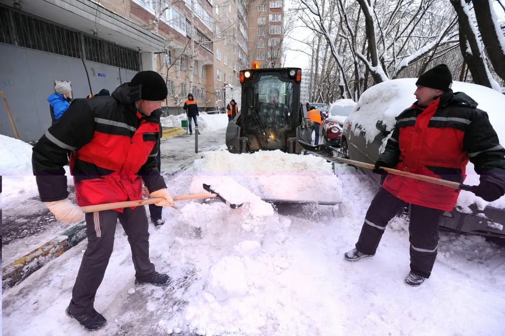 Очистка дворов от снега с гарантией результата в Троицке в октябре